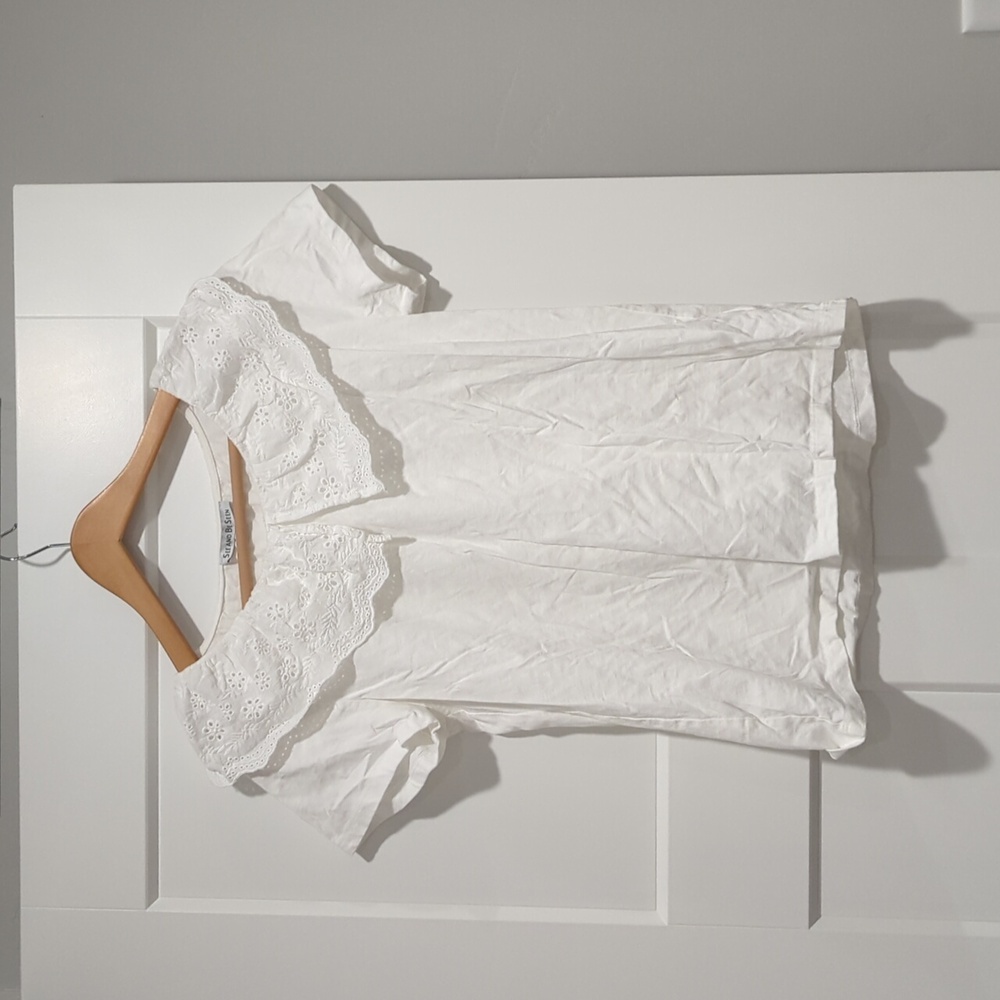 White Shirt with Eyelet Peterpan Collar